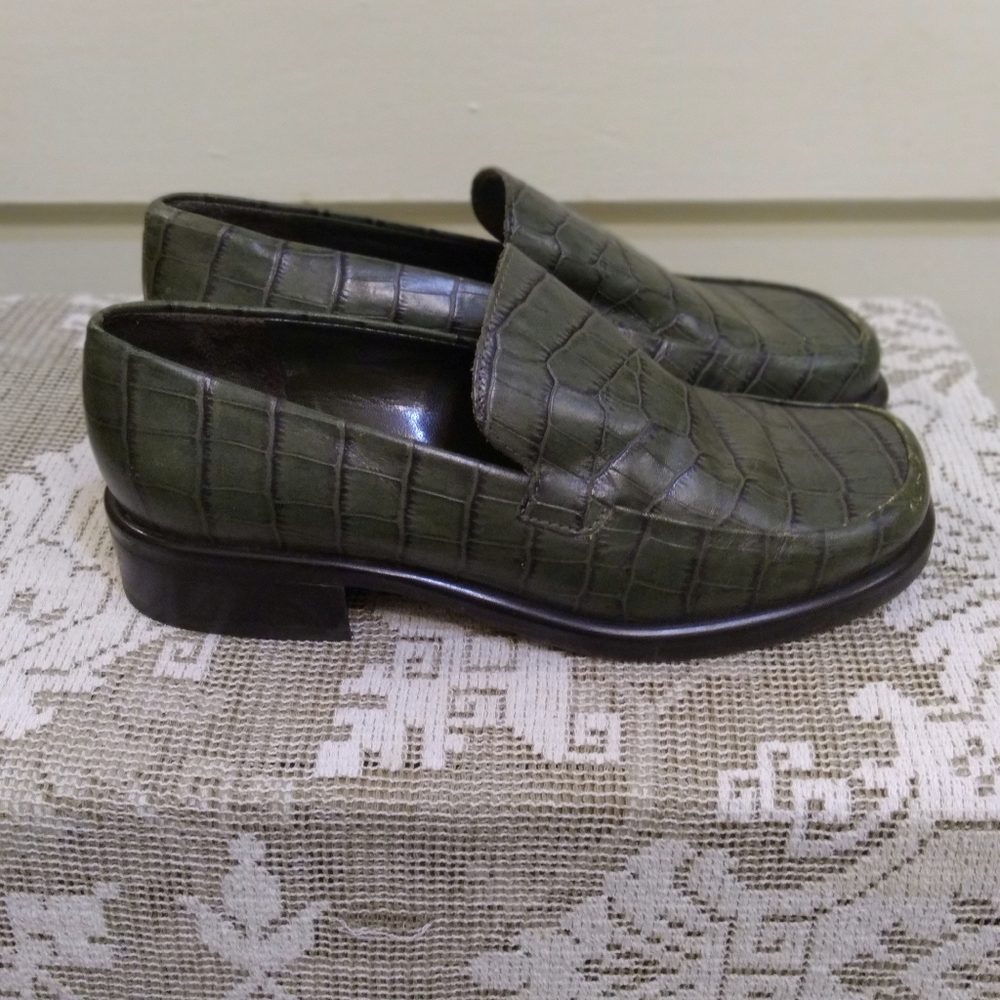 Franco Sarto olive green croco-embossed leather loafer (6)